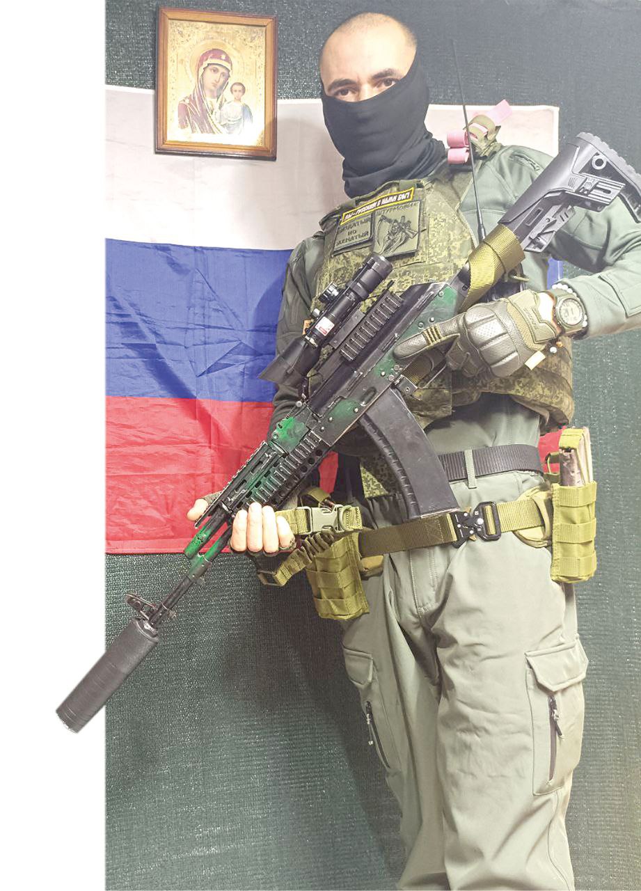 Он гордо носит позывной Русский и никогда не сдаётся