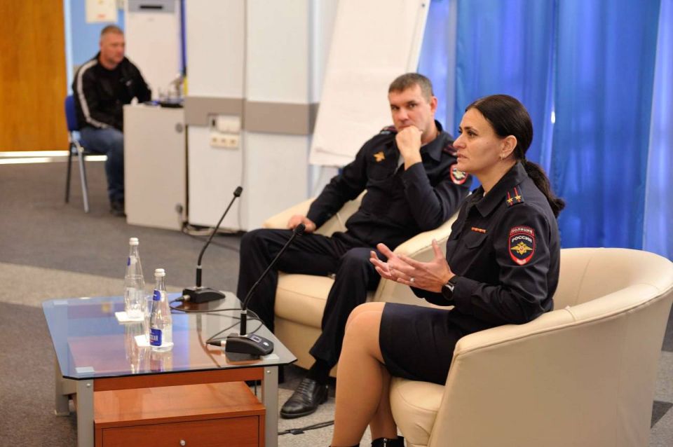 Сотрудники МВД по Республике Крым обсудили с ученическим самоуправлением Крыма основные проблемы безопасности