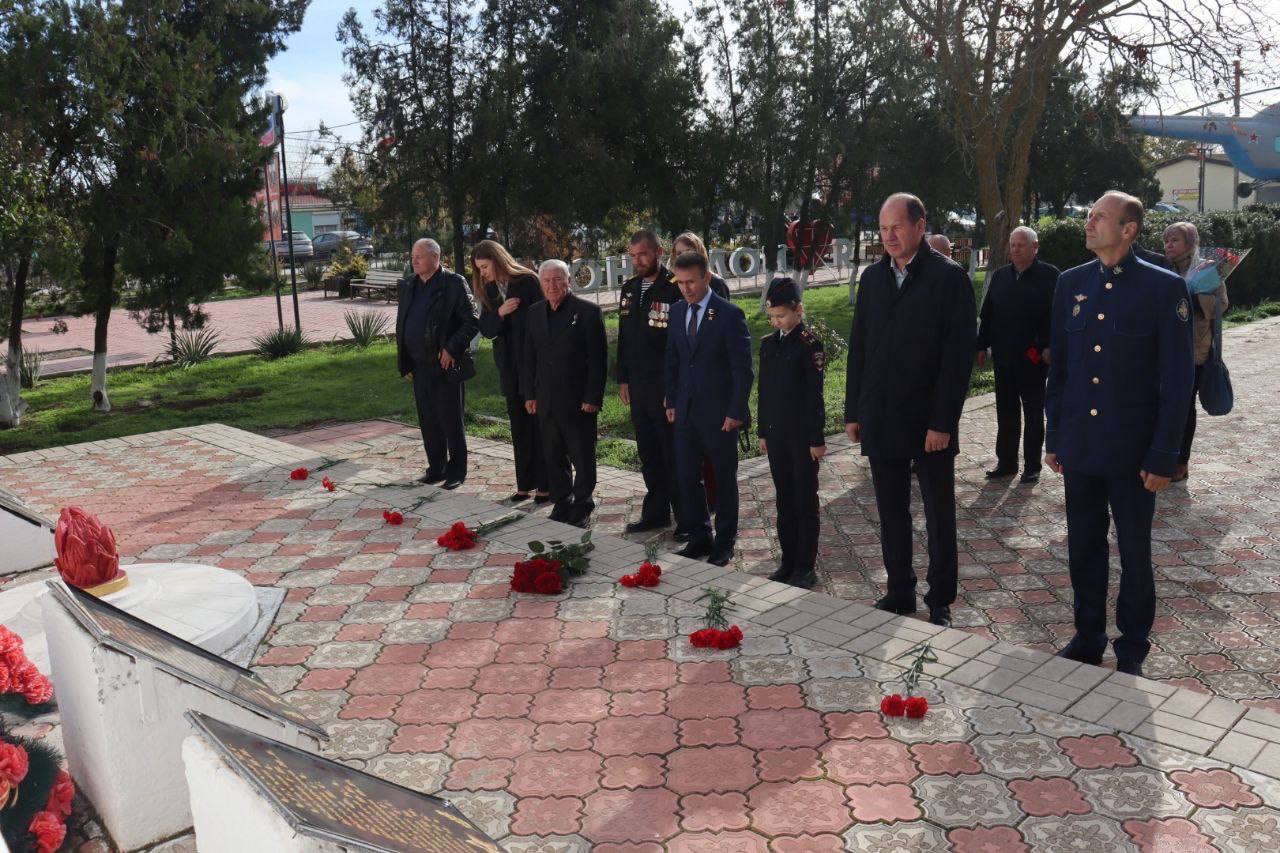 Юрий Нимченко: Воинскому долгу верны: в Крыму увековечили подвиг военных летчиков Юрий Нимченко: Воинскому долгу верны: в Крыму увековечили подвиг военных летчиков