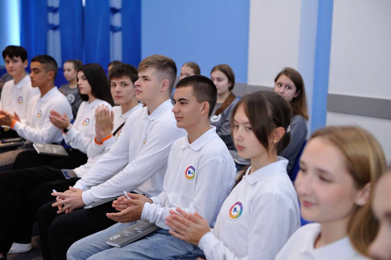 Сотрудники МВД по Республике Крым обсудили с ученическим самоуправлением Крыма основные проблемы безопасности Сотрудники МВД по Республике Крым обсудили с ученическим самоуправлением Крыма основные проблемы безопасности