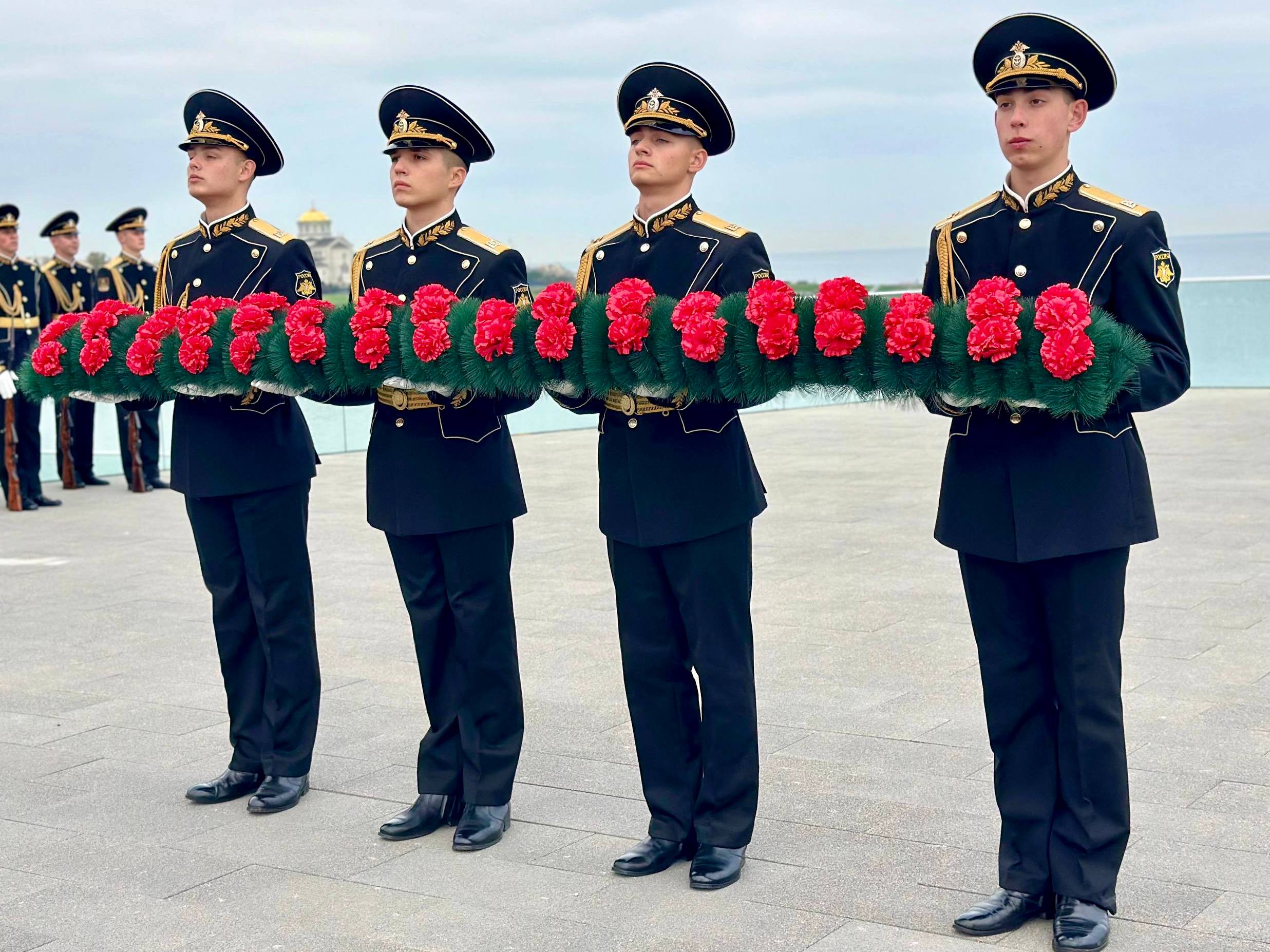 Владимир Немцев: В День народного единства возложили цветы и венок к памятнику «100-летия окончания Гражданской войны на Юге России» вместе с Губернатором Севастополя Михаилом Развожаевым, командующим Черноморским флотом... Владимир Немцев: В День народного единства возложили цветы и венок к памятнику «100-летия окончания Гражданской войны на Юге России» вместе с Губернатором Севастополя Михаилом Развожаевым, командующим Черноморским флотом...