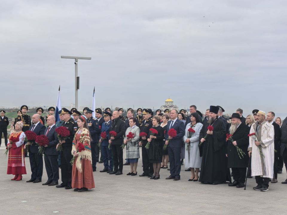 Екатерина Алтабаева: Праздничные торжества в Севастополе начались с возложения цветов и венков к стеле памятника «Сыновьям России, воевавшим в Гражданскую войну» Екатерина Алтабаева: Праздничные торжества в Севастополе начались с возложения цветов и венков к стеле памятника «Сыновьям России, воевавшим в Гражданскую войну»