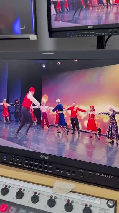 Завершаем наш праздничный телемарафон танцем «Крымский венок дружбы» в исполнении ансамбля «Несиль»