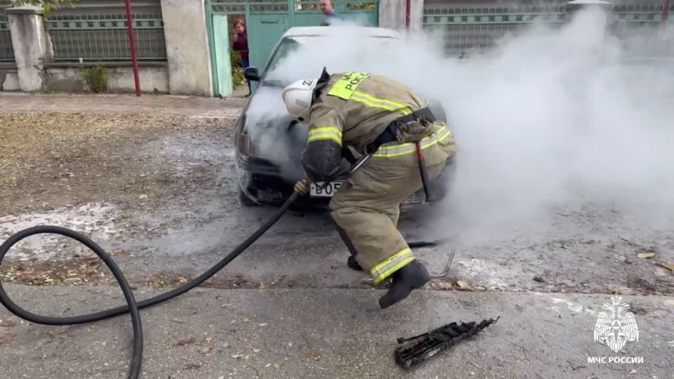 В Красногвардейском районе пожарные потушили легковушку