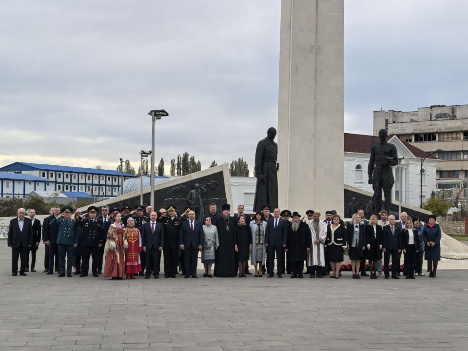 Екатерина Алтабаева: Праздничные торжества в Севастополе начались с возложения цветов и венков к стеле памятника «Сыновьям России, воевавшим в Гражданскую войну» Екатерина Алтабаева: Праздничные торжества в Севастополе начались с возложения цветов и венков к стеле памятника «Сыновьям России, воевавшим в Гражданскую войну»