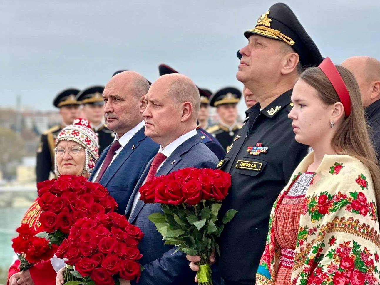 Владимир Немцев: В День народного единства возложили цветы и венок к памятнику «100-летия окончания Гражданской войны на Юге России» вместе с Губернатором Севастополя Михаилом Развожаевым, командующим Черноморским флотом... Владимир Немцев: В День народного единства возложили цветы и венок к памятнику «100-летия окончания Гражданской войны на Юге России» вместе с Губернатором Севастополя Михаилом Развожаевым, командующим Черноморским флотом...