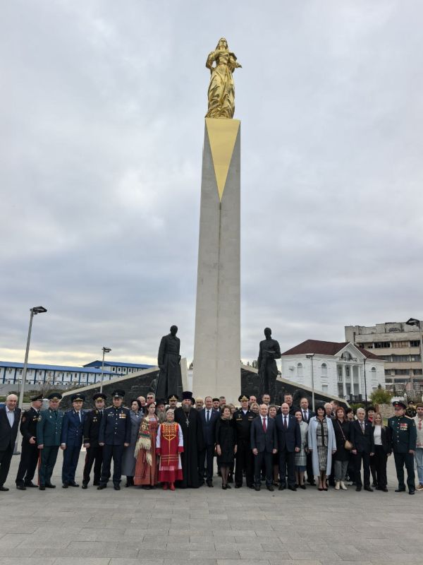 Екатерина Алтабаева: Праздничные торжества в Севастополе начались с возложения цветов и венков к стеле памятника «Сыновьям России, воевавшим в Гражданскую войну»