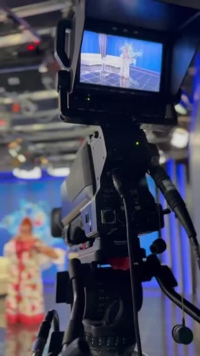 Светлана Манакина с музыкальным номером «Красно солнышко» в студии телеканала «Миллет»