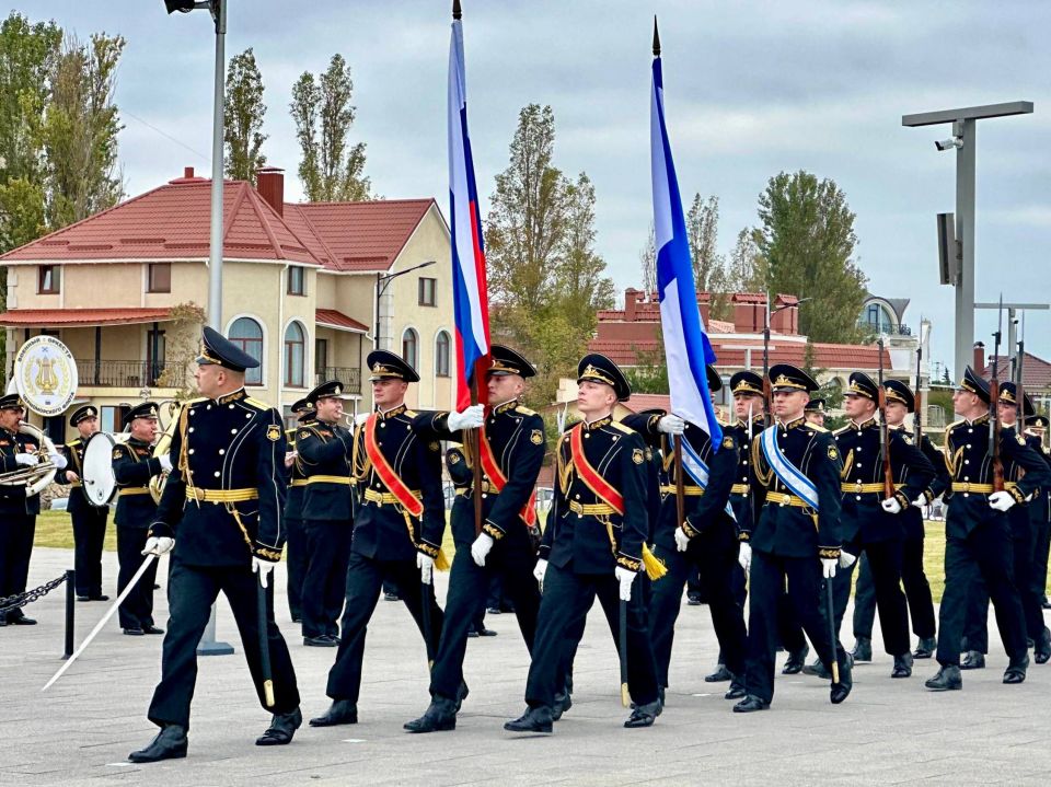 Владимир Немцев: В День народного единства возложили цветы и венок к памятнику «100-летия окончания Гражданской войны на Юге России» вместе с Губернатором Севастополя Михаилом Развожаевым, командующим Черноморским флотом... Владимир Немцев: В День народного единства возложили цветы и венок к памятнику «100-летия окончания Гражданской войны на Юге России» вместе с Губернатором Севастополя Михаилом Развожаевым, командующим Черноморским флотом...