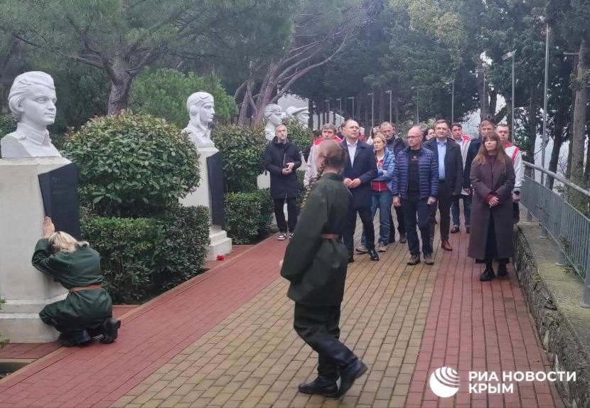 Кадры с открытия бюста героя СВО Назара Енина в "Артеке" Кадры с открытия бюста героя СВО Назара Енина в "Артеке"