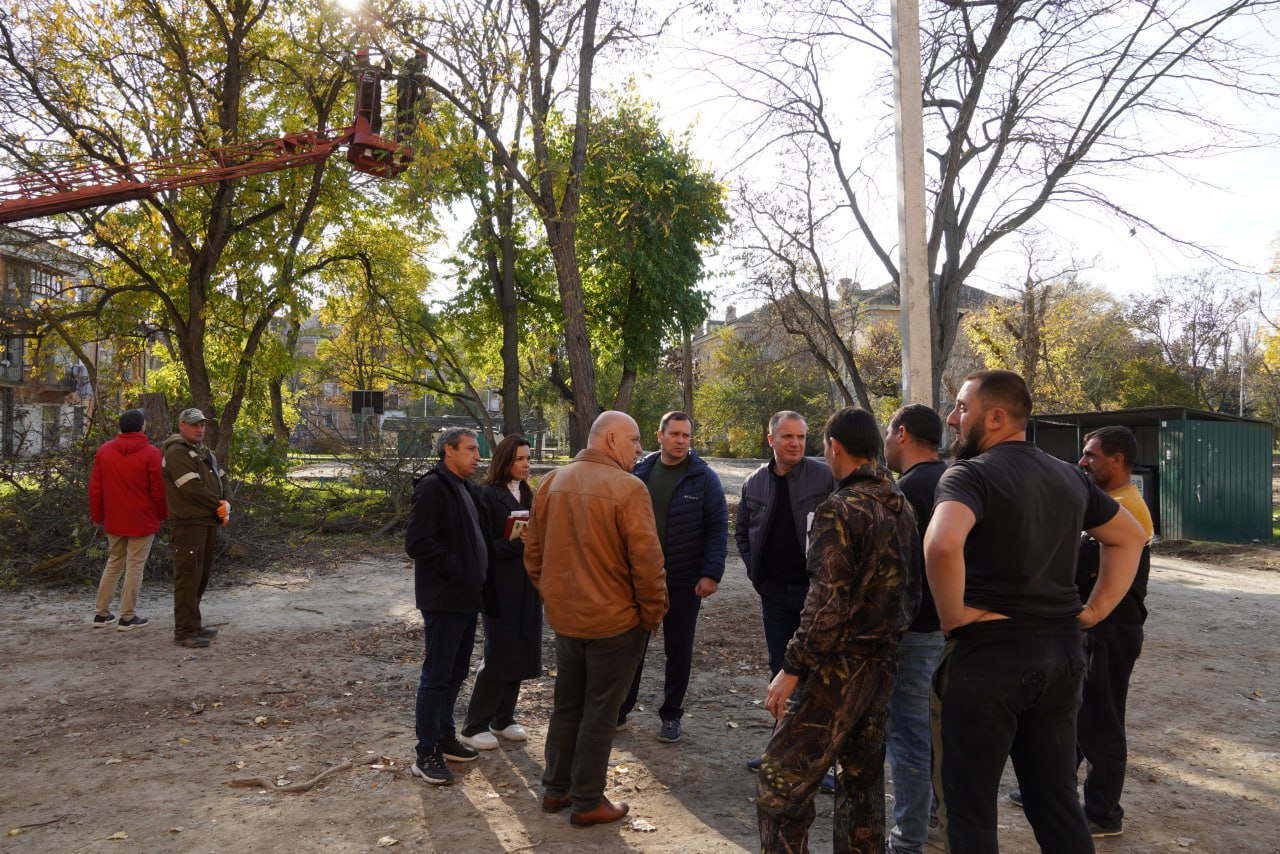 Глава администрации Керчи Олег Каторгин проинспектировал придомовую территорию по ул. Петра Дейкало, 6/1, ул. Архитектурной, 5/2, Бульваре Пионеров, 2/5, где ведется комплексное благоустройство Глава администрации Керчи Олег Каторгин проинспектировал придомовую территорию по ул. Петра Дейкало, 6/1, ул. Архитектурной, 5/2, Бульваре Пионеров, 2/5, где ведется комплексное благоустройство