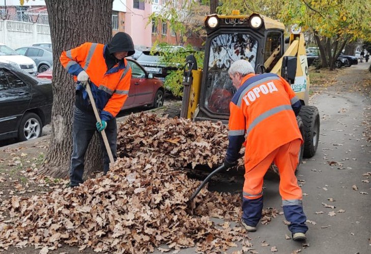 Сотрудники МБУ «Город» неустанно трудятся, чтобы наш Симферополь оставался чистым и уютным!