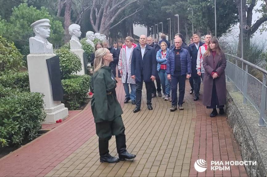 Кадры с открытия бюста героя СВО Назара Енина в "Артеке"