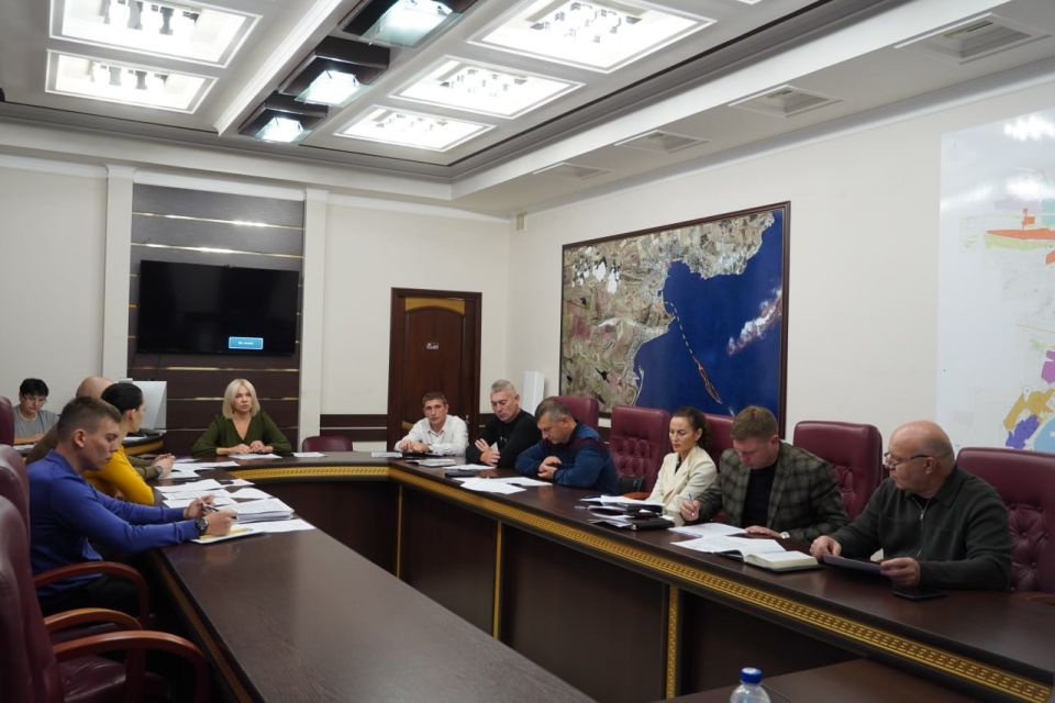 Глава администрации Керчи Олег Каторгин провел аппаратное совещание с заместителями, руководителями структурных подразделений администрации, на котором уделили внимание исполнительской дисциплине, обсудили выполнение... Глава администрации Керчи Олег Каторгин провел аппаратное совещание с заместителями, руководителями структурных подразделений администрации, на котором уделили внимание исполнительской дисциплине, обсудили выполнение...