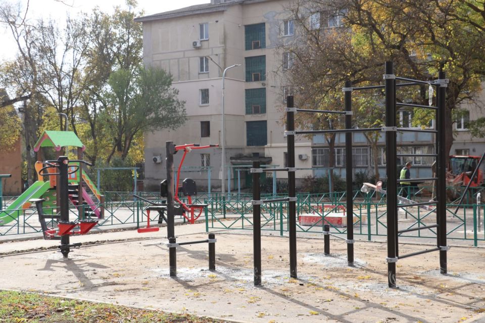Новые игровые элементы устанавливают во дворе по ул. Славы, 25/12, 23, 21, Фестивальной, 2, 6, Всесоюзной, 10, в рамках благоустройства территории