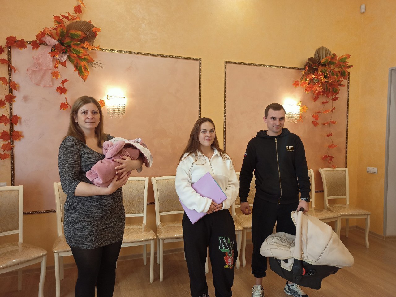 Алуштинский городской отдел ЗАГС провёл торжественную регистрацию рождения, посвященную Дню народного единства - «Я родился в России» Алуштинский городской отдел ЗАГС провёл торжественную регистрацию рождения, посвященную Дню народного единства - «Я родился в России»