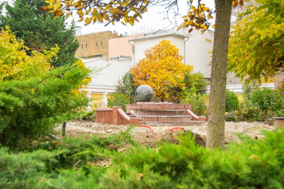 В Симферополе продолжаются работы по благоустройству двух знаковых общественных территорий — сквера Победы и сквера Республики В Симферополе продолжаются работы по благоустройству двух знаковых общественных территорий — сквера Победы и сквера Республики