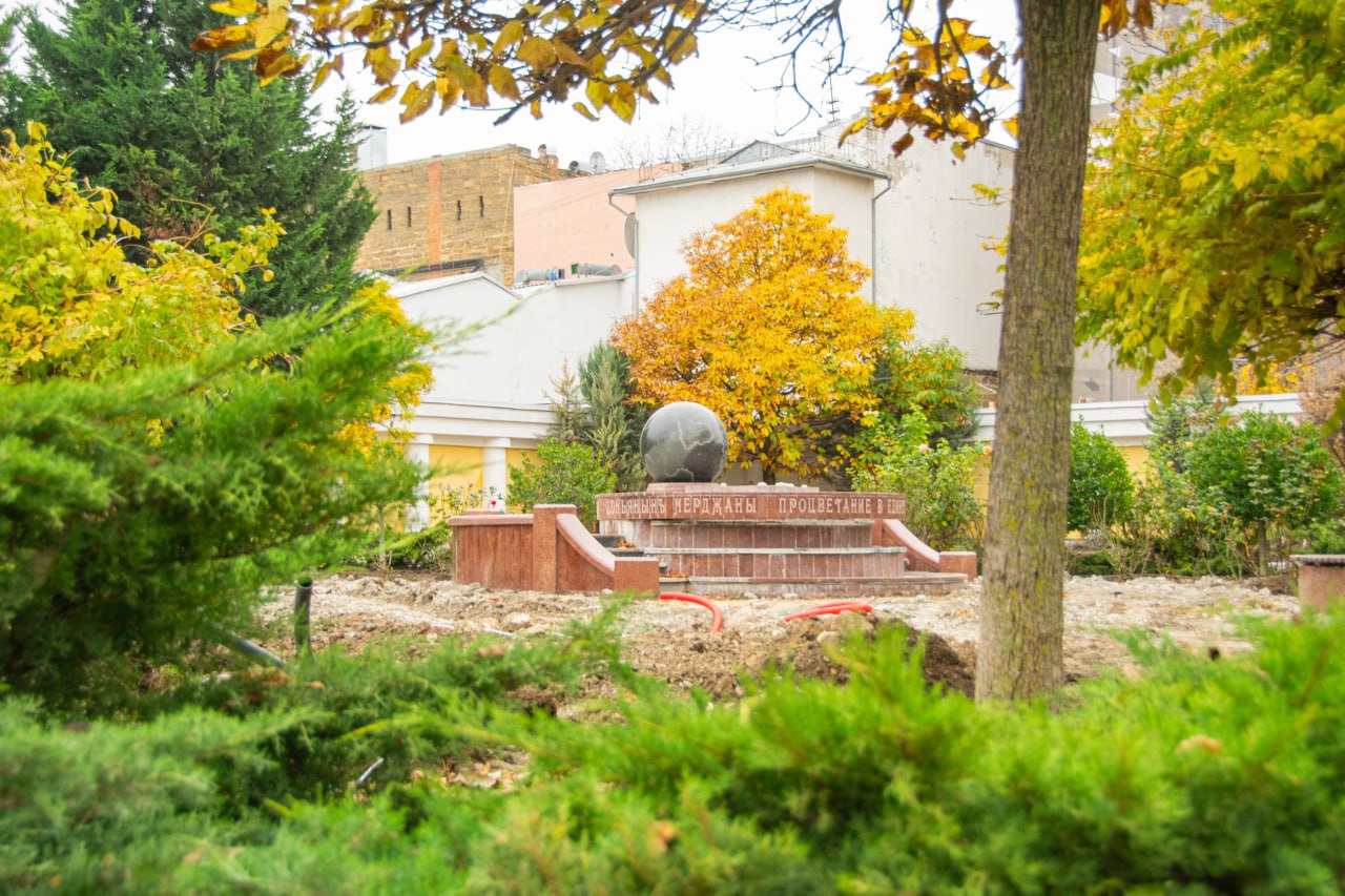 В Симферополе продолжаются работы по благоустройству двух знаковых общественных территорий — сквера Победы и сквера Республики В Симферополе продолжаются работы по благоустройству двух знаковых общественных территорий — сквера Победы и сквера Республики