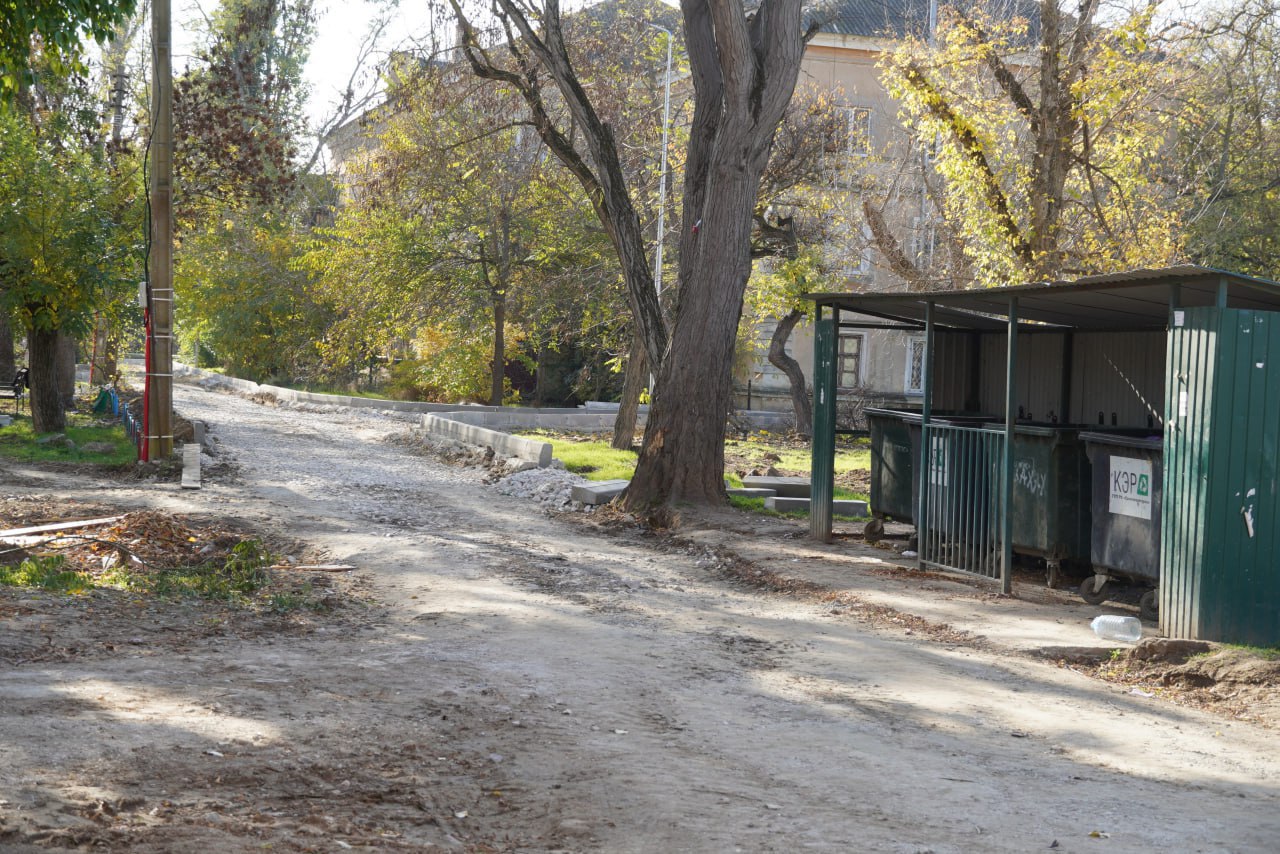 Глава администрации Керчи Олег Каторгин проинспектировал придомовую территорию по ул. Петра Дейкало, 6/1, ул. Архитектурной, 5/2, Бульваре Пионеров, 2/5, где ведется комплексное благоустройство Глава администрации Керчи Олег Каторгин проинспектировал придомовую территорию по ул. Петра Дейкало, 6/1, ул. Архитектурной, 5/2, Бульваре Пионеров, 2/5, где ведется комплексное благоустройство
