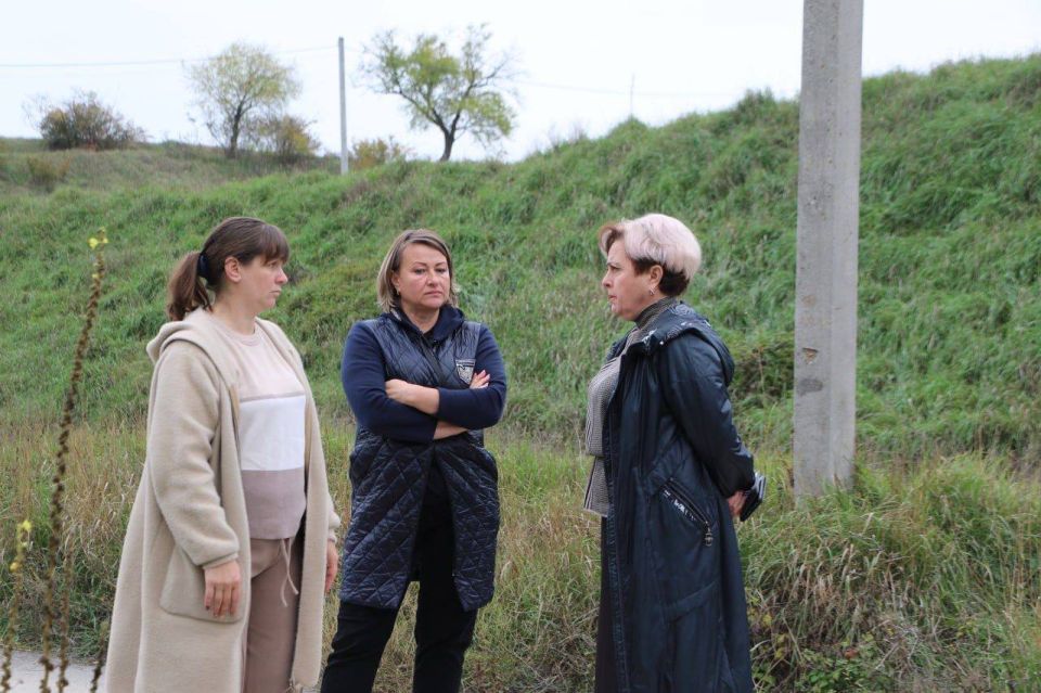 Ольга Урайкина: Сегодня в продолжении рассмотрения обращения жительницы села Баштановка, Верхореченского сельского поселения, для более детального изучения земельного вопроса осуществила выезд на место земельного участка...