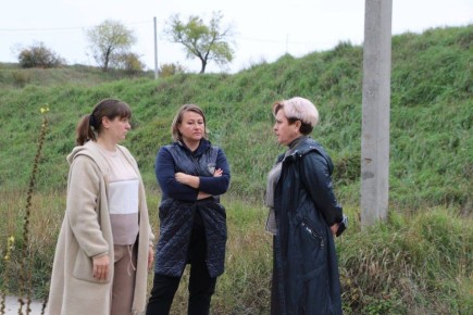 Ольга Урайкина: Сегодня в продолжении рассмотрения обращения жительницы села Баштановка, Верхореченского сельского поселения, для более детального изучения земельного вопроса осуществила выезд на место земельного участка...