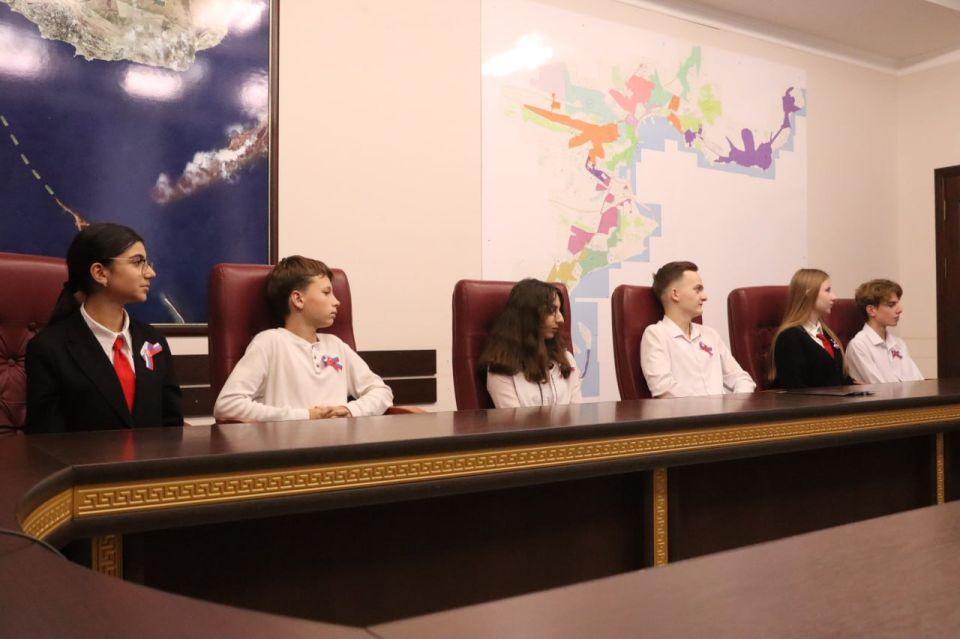 Юные керчане получили паспорта РФ в честь Дня народного единства Юные керчане получили паспорта РФ в честь Дня народного единства