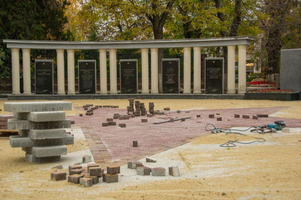 В Симферополе продолжаются работы по благоустройству двух знаковых общественных территорий — сквера Победы и сквера Республики