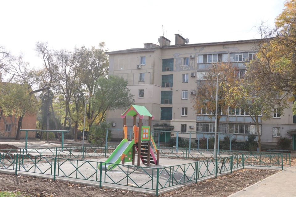 Новые игровые элементы устанавливают во дворе по ул. Славы, 25/12, 23, 21, Фестивальной, 2, 6, Всесоюзной, 10, в рамках благоустройства территории Новые игровые элементы устанавливают во дворе по ул. Славы, 25/12, 23, 21, Фестивальной, 2, 6, Всесоюзной, 10, в рамках благоустройства территории