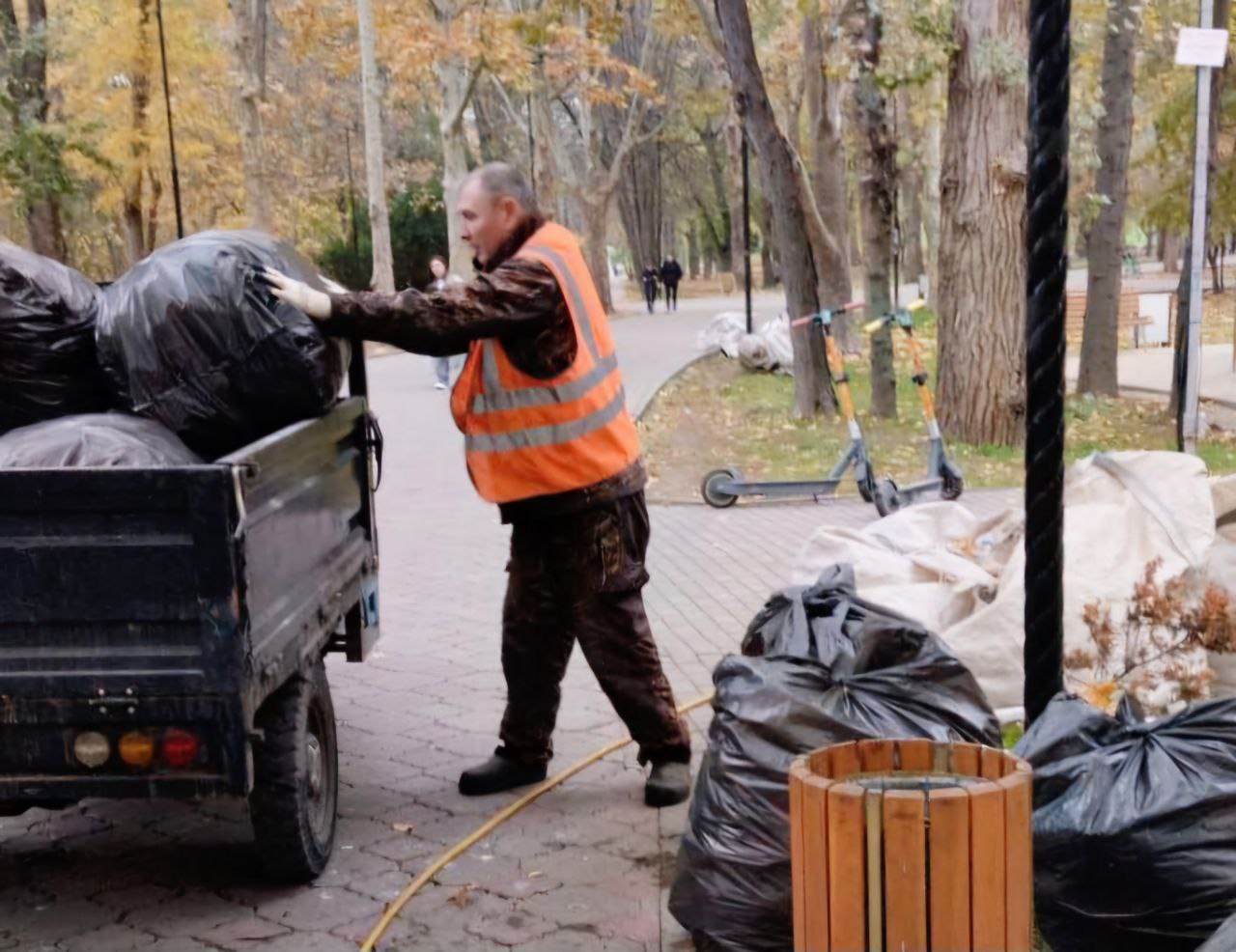 Зелёные уголки Симферополя: ежедневный уход и забота Зелёные уголки Симферополя: ежедневный уход и забота