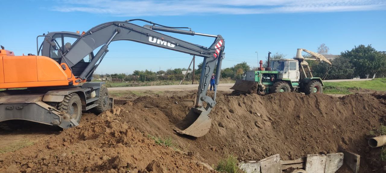 Джанкойский филиал ГБУ РК «Крыммелиоводхоз» продолжает выполнение аварийно-восстановительных работ на коллекторе ГК-6 (размыт входной оголовок на водопропускной трубе под автодорогой) в селе Кондратьево Джанкойского района