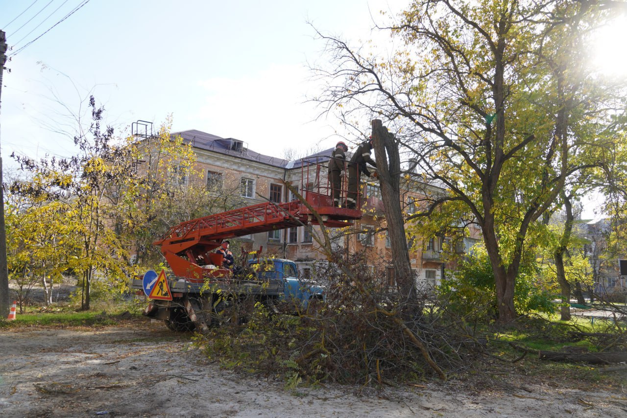 Глава администрации Керчи Олег Каторгин проинспектировал придомовую территорию по ул. Петра Дейкало, 6/1, ул. Архитектурной, 5/2, Бульваре Пионеров, 2/5, где ведется комплексное благоустройство Глава администрации Керчи Олег Каторгин проинспектировал придомовую территорию по ул. Петра Дейкало, 6/1, ул. Архитектурной, 5/2, Бульваре Пионеров, 2/5, где ведется комплексное благоустройство