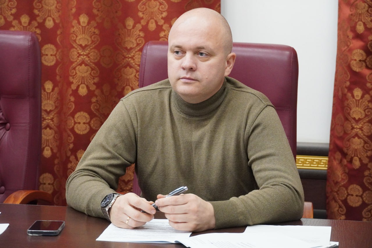 Глава администрации Керчи Олег Каторгин провел аппаратное совещание с заместителями, руководителями структурных подразделений администрации, на котором уделили внимание исполнительской дисциплине, обсудили выполнение... Глава администрации Керчи Олег Каторгин провел аппаратное совещание с заместителями, руководителями структурных подразделений администрации, на котором уделили внимание исполнительской дисциплине, обсудили выполнение...