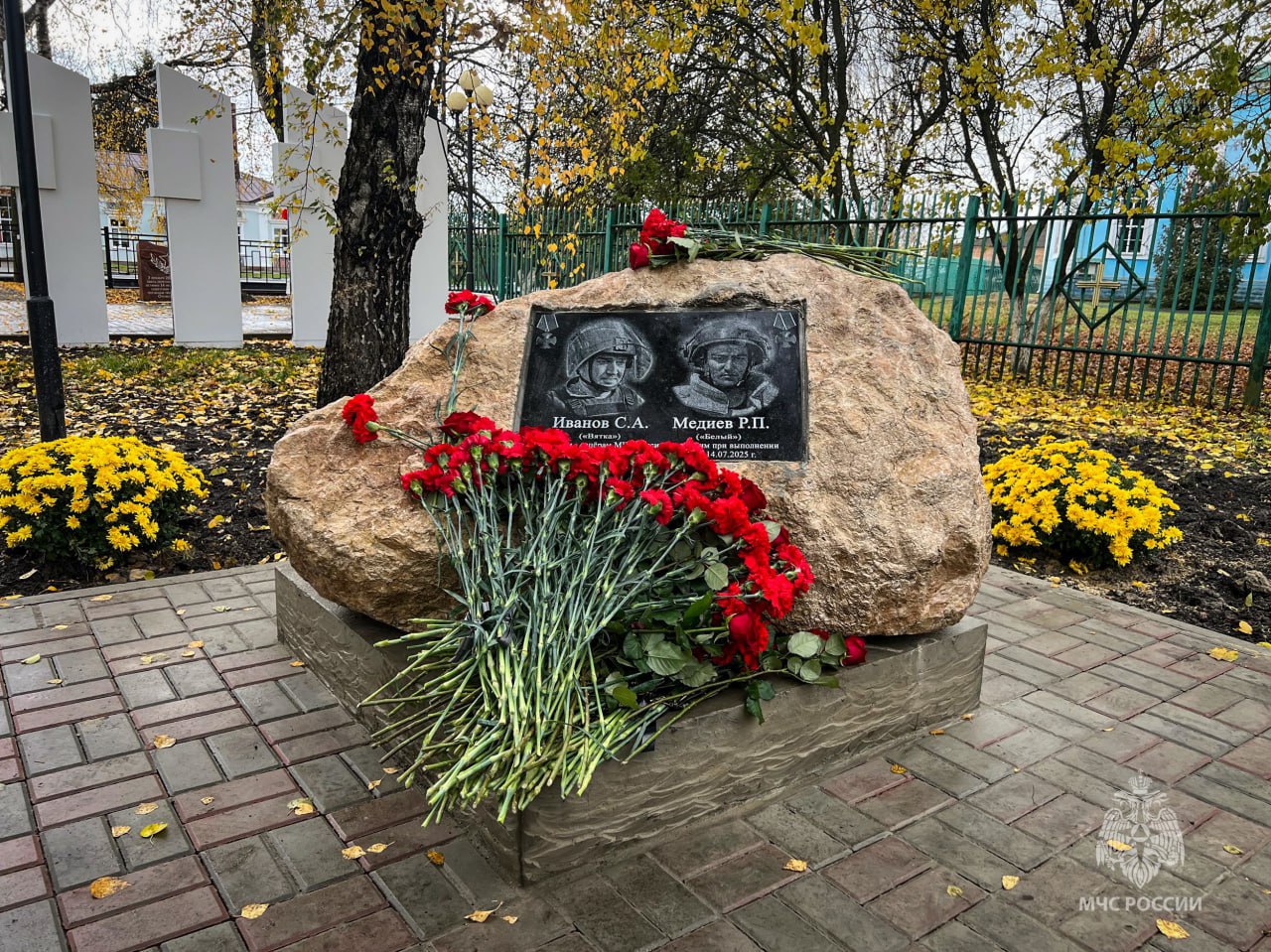 Памятник севастопольским пиротехникам открыли в Курской области Памятник севастопольским пиротехникам открыли в Курской области