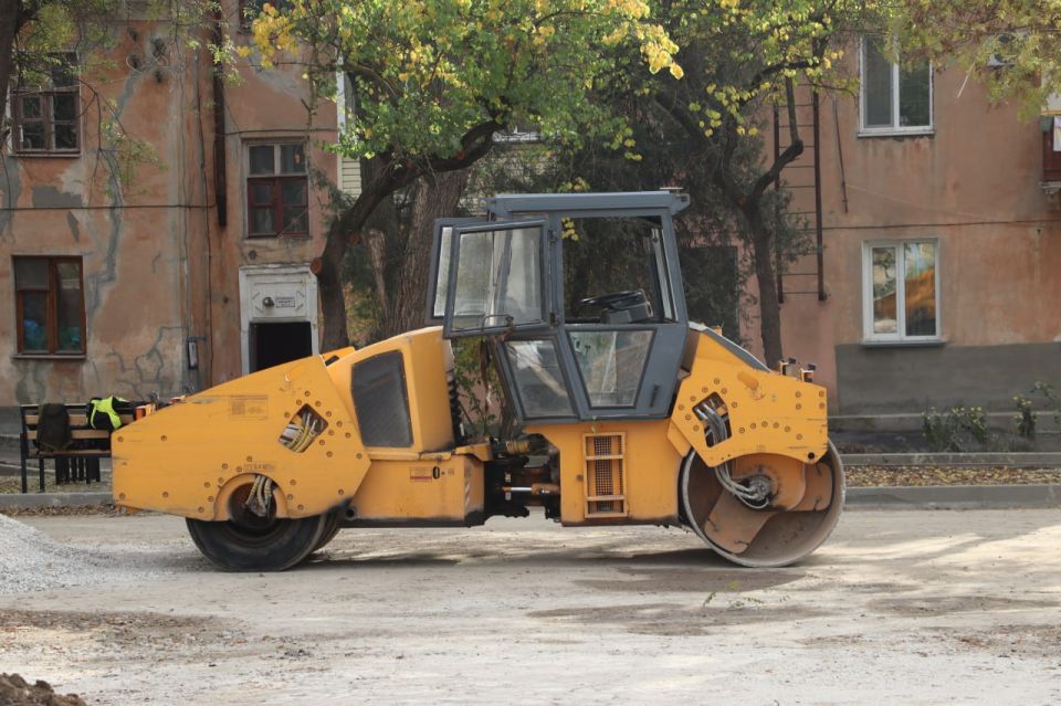 Новые игровые элементы устанавливают во дворе по ул. Славы, 25/12, 23, 21, Фестивальной, 2, 6, Всесоюзной, 10, в рамках благоустройства территории Новые игровые элементы устанавливают во дворе по ул. Славы, 25/12, 23, 21, Фестивальной, 2, 6, Всесоюзной, 10, в рамках благоустройства территории