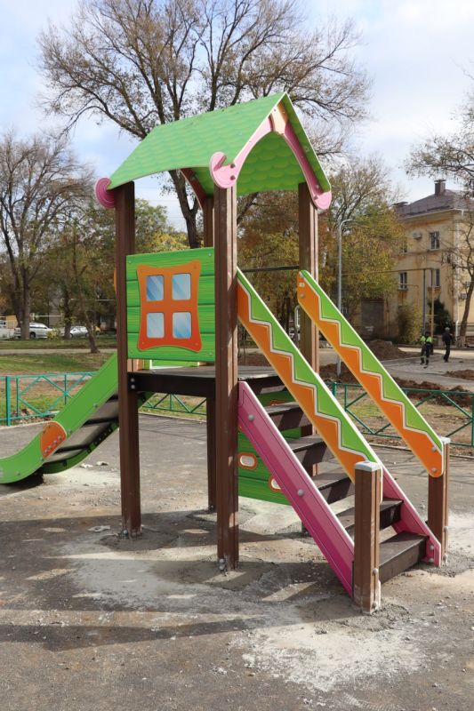 Новые игровые элементы устанавливают во дворе по ул. Славы, 25/12, 23, 21, Фестивальной, 2, 6, Всесоюзной, 10, в рамках благоустройства территории Новые игровые элементы устанавливают во дворе по ул. Славы, 25/12, 23, 21, Фестивальной, 2, 6, Всесоюзной, 10, в рамках благоустройства территории