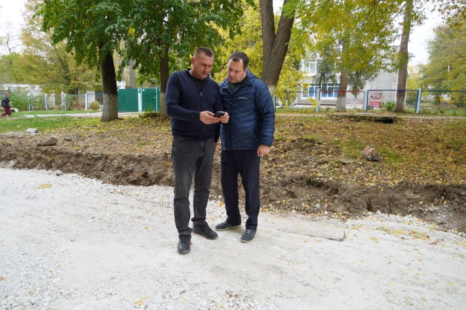 Компания «СТГ-Юг» приступила к ремонту ул. Энгельса. Многие годы керчане поднимали вопрос обустройства дороги, проходящей вдоль жилых домов и детского сада №52 «Жемчужинка» Компания «СТГ-Юг» приступила к ремонту ул. Энгельса. Многие годы керчане поднимали вопрос обустройства дороги, проходящей вдоль жилых домов и детского сада №52 «Жемчужинка»