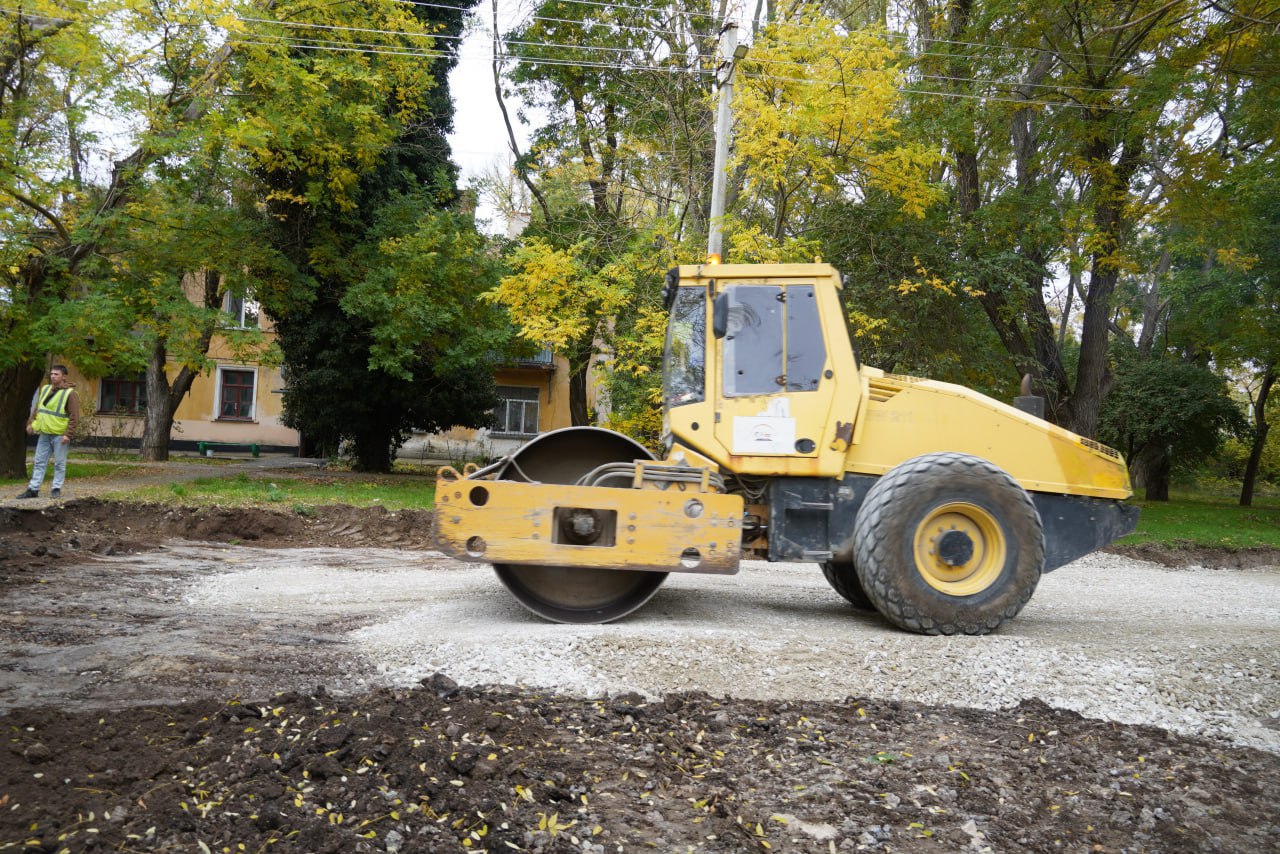 Компания «СТГ-Юг» приступила к ремонту ул. Энгельса. Многие годы керчане поднимали вопрос обустройства дороги, проходящей вдоль жилых домов и детского сада №52 «Жемчужинка» Компания «СТГ-Юг» приступила к ремонту ул. Энгельса. Многие годы керчане поднимали вопрос обустройства дороги, проходящей вдоль жилых домов и детского сада №52 «Жемчужинка»