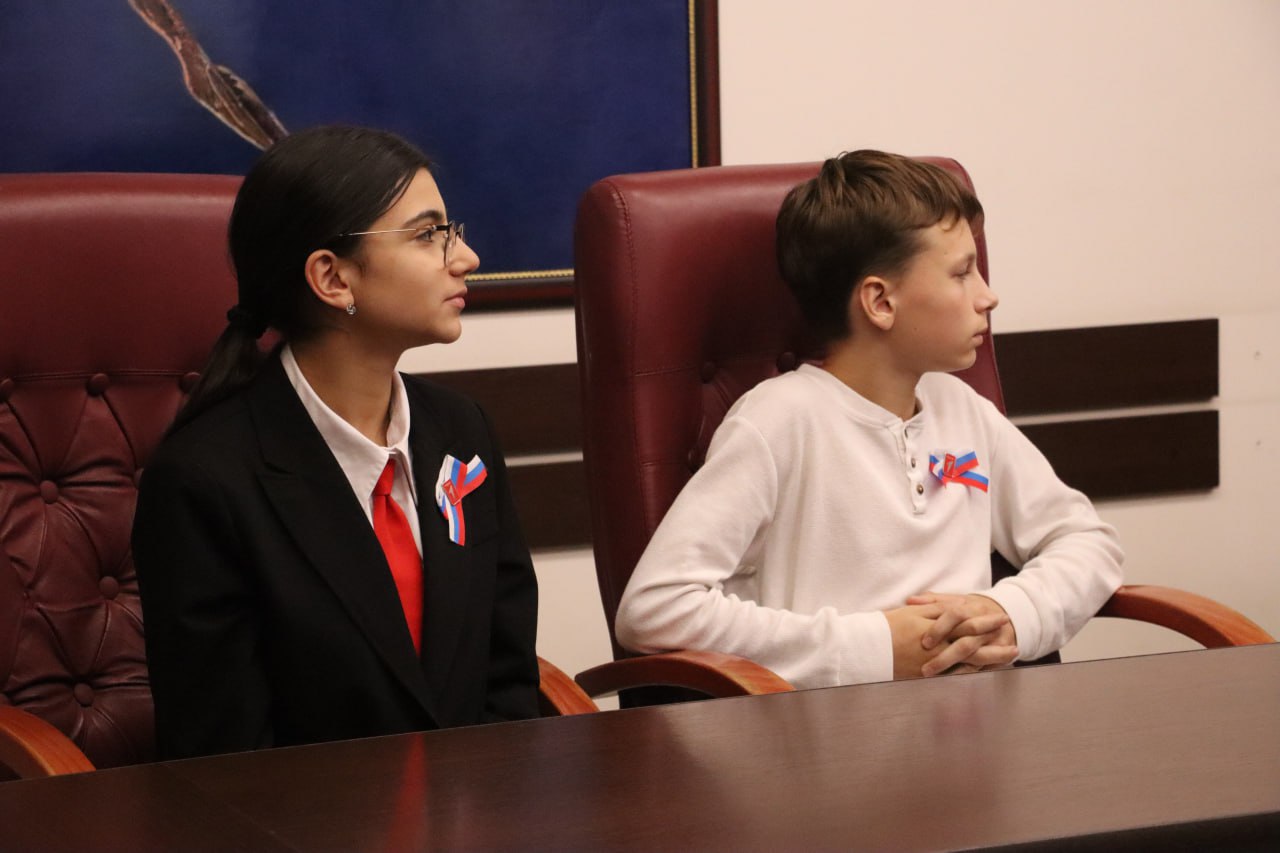 Юные керчане получили паспорта РФ в честь Дня народного единства Юные керчане получили паспорта РФ в честь Дня народного единства