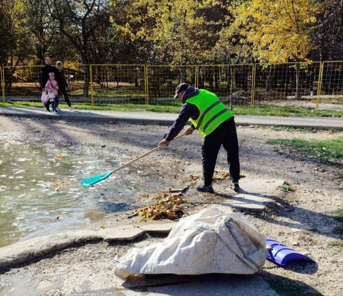 Зелёные уголки Симферополя: ежедневный уход и забота Зелёные уголки Симферополя: ежедневный уход и забота