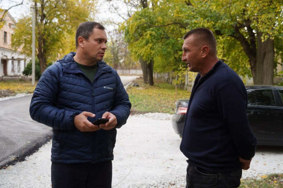 Компания «СТГ-Юг» приступила к ремонту ул. Энгельса. Многие годы керчане поднимали вопрос обустройства дороги, проходящей вдоль жилых домов и детского сада №52 «Жемчужинка» Компания «СТГ-Юг» приступила к ремонту ул. Энгельса. Многие годы керчане поднимали вопрос обустройства дороги, проходящей вдоль жилых домов и детского сада №52 «Жемчужинка»