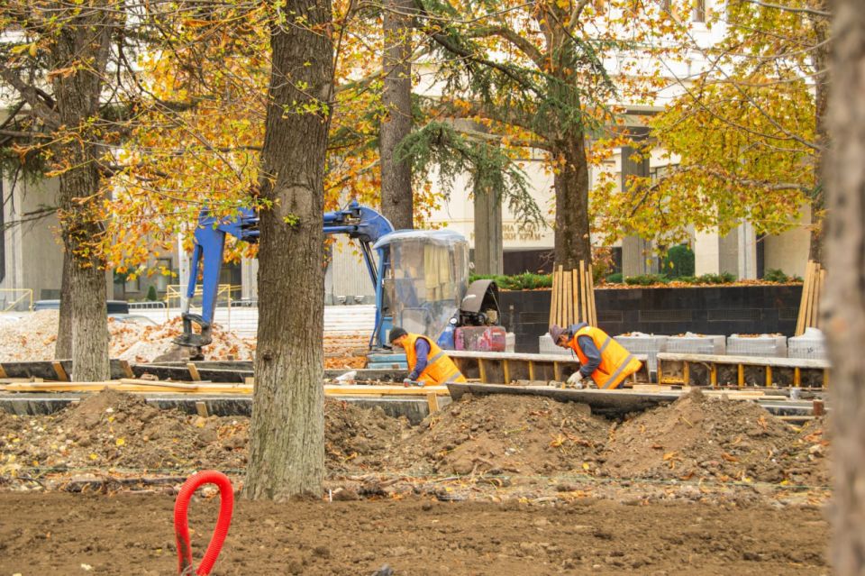 В Симферополе продолжаются работы по благоустройству двух знаковых общественных территорий — сквера Победы и сквера Республики В Симферополе продолжаются работы по благоустройству двух знаковых общественных территорий — сквера Победы и сквера Республики