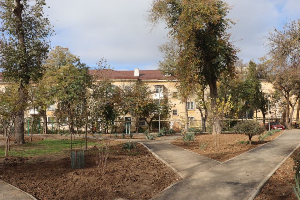 Новые игровые элементы устанавливают во дворе по ул. Славы, 25/12, 23, 21, Фестивальной, 2, 6, Всесоюзной, 10, в рамках благоустройства территории Новые игровые элементы устанавливают во дворе по ул. Славы, 25/12, 23, 21, Фестивальной, 2, 6, Всесоюзной, 10, в рамках благоустройства территории