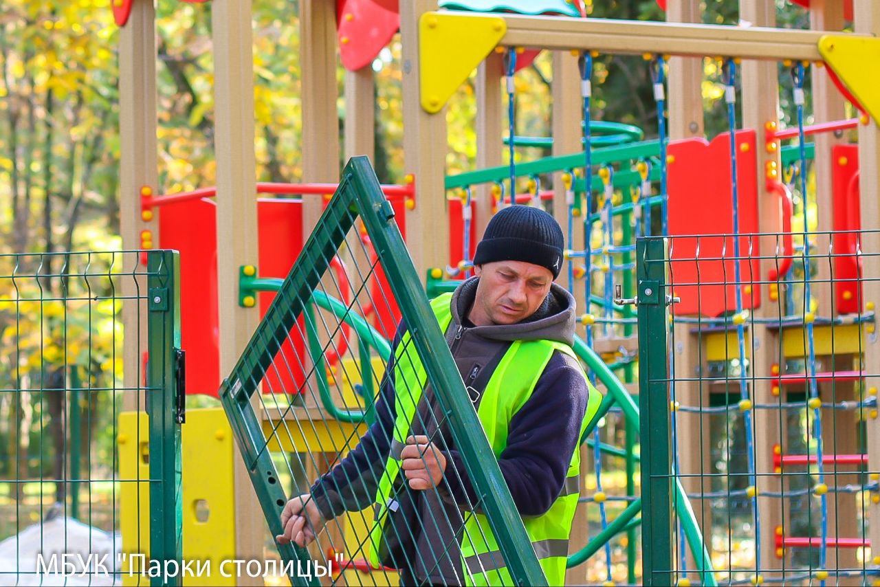 Зелёные уголки Симферополя: ежедневный уход и забота Зелёные уголки Симферополя: ежедневный уход и забота