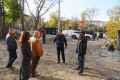 Глава администрации Керчи Олег Каторгин проинспектировал придомовую территорию по ул. Петра Дейкало, 6/1, ул. Архитектурной, 5/2, Бульваре Пионеров, 2/5, где ведется комплексное благоустройство