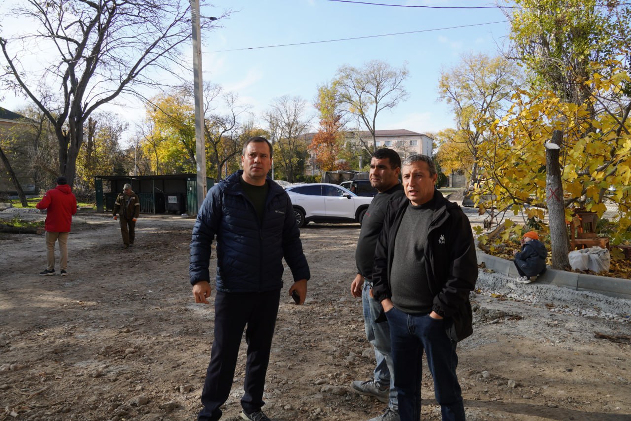 Глава администрации Керчи Олег Каторгин проинспектировал придомовую территорию по ул. Петра Дейкало, 6/1, ул. Архитектурной, 5/2, Бульваре Пионеров, 2/5, где ведется комплексное благоустройство Глава администрации Керчи Олег Каторгин проинспектировал придомовую территорию по ул. Петра Дейкало, 6/1, ул. Архитектурной, 5/2, Бульваре Пионеров, 2/5, где ведется комплексное благоустройство