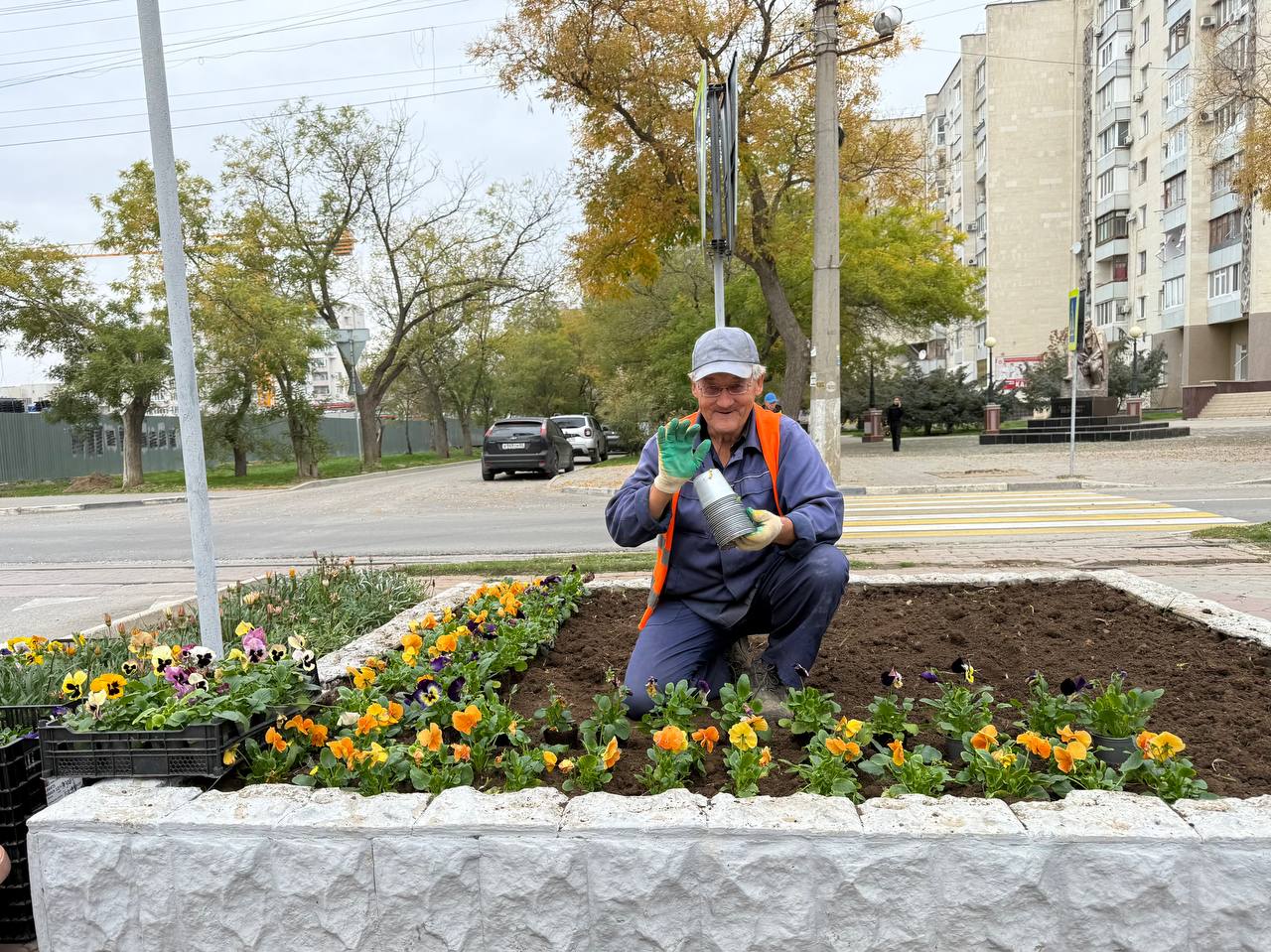 Александр Юрьев: Озеленители МУП «МО «Комбинат благоустройства» продолжают украшать город цветами, которые будут радовать нас до зимы и первыми взойдут на городских клубах следующей весной