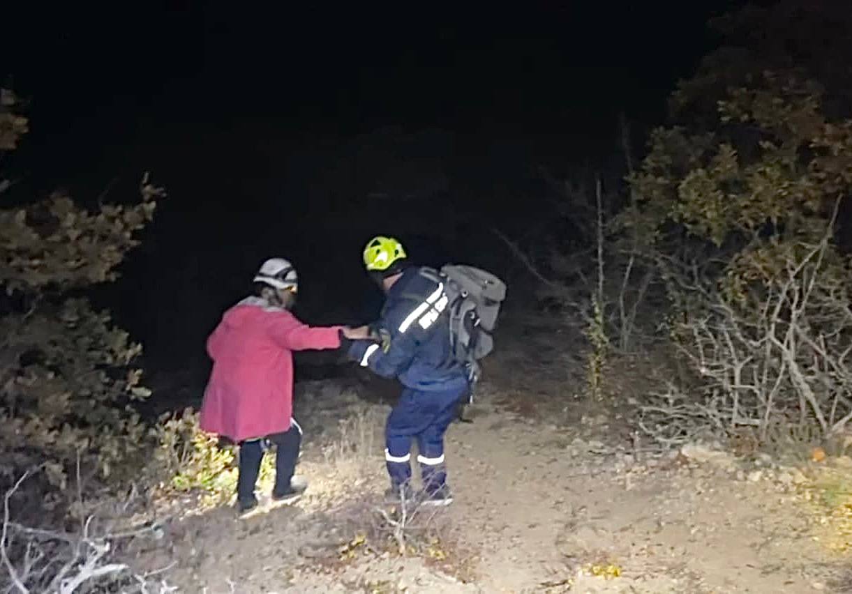 Спасатели помогли туристке спуститься с вершины горы Таракташ в Судаке