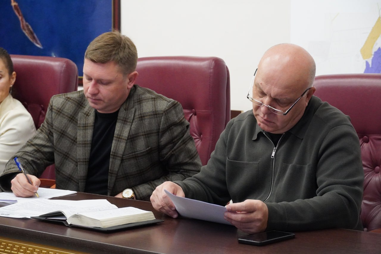 Глава администрации Керчи Олег Каторгин провел аппаратное совещание с заместителями, руководителями структурных подразделений администрации, на котором уделили внимание исполнительской дисциплине, обсудили выполнение... Глава администрации Керчи Олег Каторгин провел аппаратное совещание с заместителями, руководителями структурных подразделений администрации, на котором уделили внимание исполнительской дисциплине, обсудили выполнение...