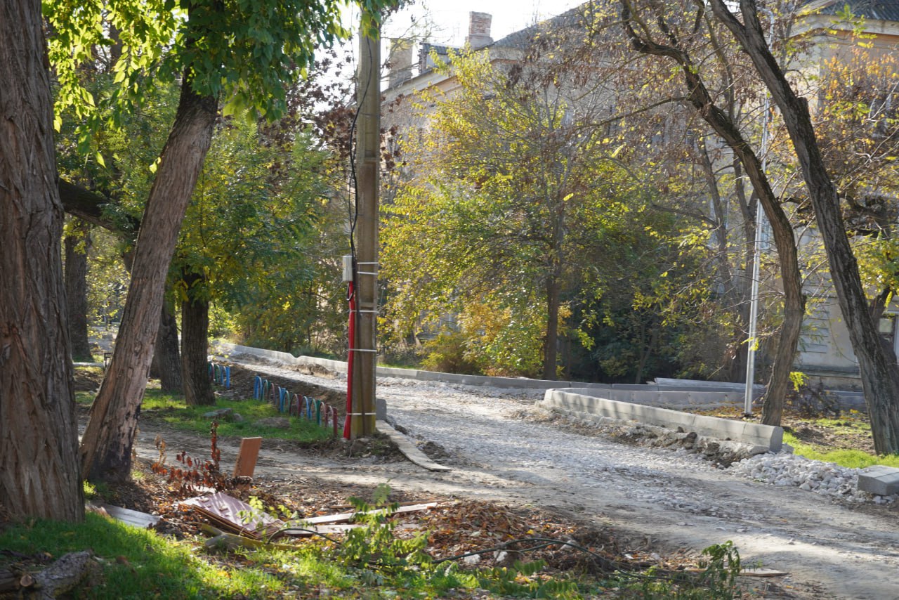 Глава администрации Керчи Олег Каторгин проинспектировал придомовую территорию по ул. Петра Дейкало, 6/1, ул. Архитектурной, 5/2, Бульваре Пионеров, 2/5, где ведется комплексное благоустройство Глава администрации Керчи Олег Каторгин проинспектировал придомовую территорию по ул. Петра Дейкало, 6/1, ул. Архитектурной, 5/2, Бульваре Пионеров, 2/5, где ведется комплексное благоустройство