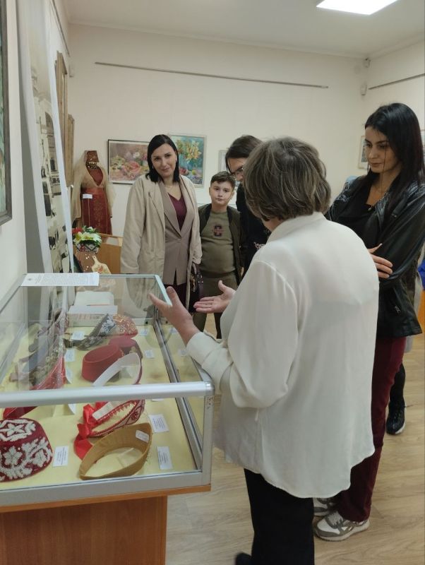 В рамках празднования Дня народного единства в Музее истории города Симферополя состоялось открытие новой выставки головных уборов народов Крыма В рамках празднования Дня народного единства в Музее истории города Симферополя состоялось открытие новой выставки головных уборов народов Крыма